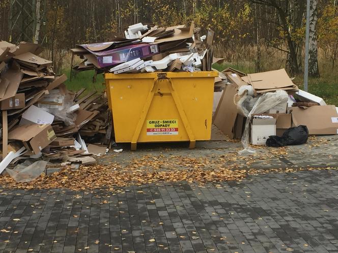 Kontenery na śmieci podczas zasiedlania Nowego Nikiszowca