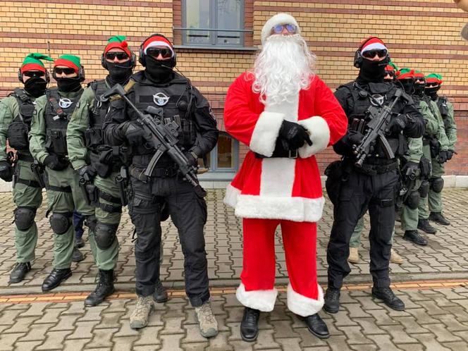 Poznań. Policjanci eskortowali Świętego Mikołaja. Wyjątkowa akcja [ZDJĘCIA]