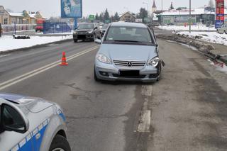 Wypadek w Jarosławiu: 75-letni kierowca osobówki uderzył w dwie ciężarówki