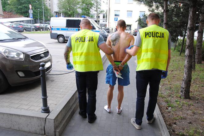 ROZRUBA na Łagiewnickiej w Łodzi: 29-latek był tak agresywny, że WYBIJAŁ SZYBY w bloku i DEMOLOWAŁ auta