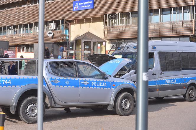 POLICJANCI ROZKRACZYLI SIĘ POD NOSEM KACZYŃSKIEGO 