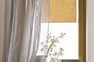 Modny wystrój okna: szara mgiełka i bambus