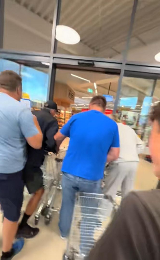 Szturm na nowego Lidla w Jasienicy. Tłumy mieszkańców od świtu czekały na otwarcie
