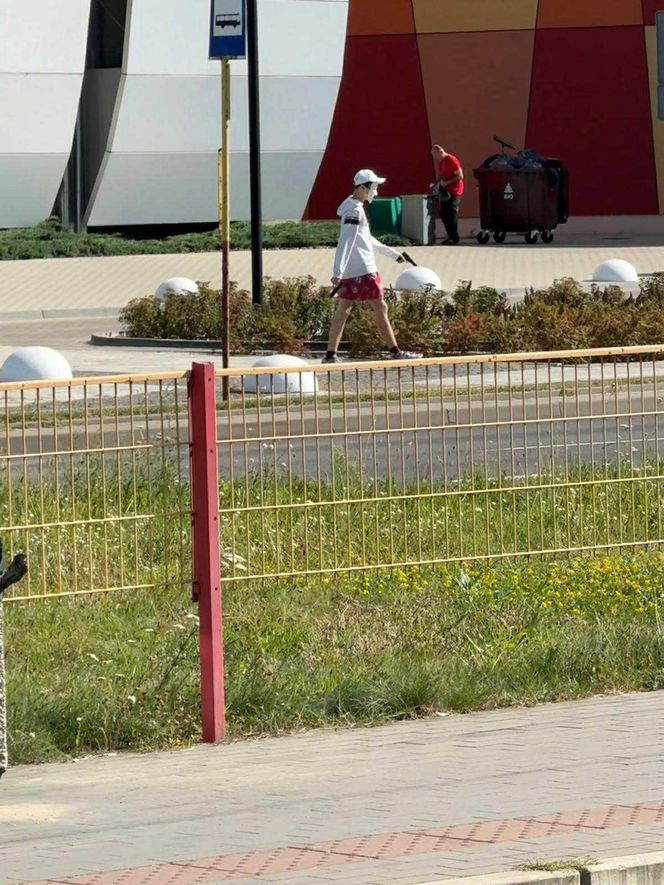 Niepokojący widok koło CH Toruń Plaza. Był w masce, a w rękach miał to