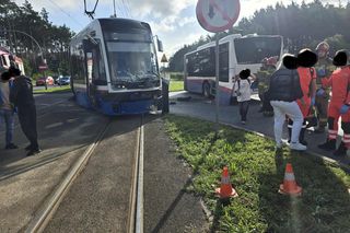Autobus zderzył się z tramwajem w Bydgoszczy! 7 osób poszkodowanych [ZDJĘCIA]