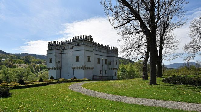 To najsławniejsza wieś w Małopolsce. Legenda głosi, że w miejscowym dworze zamieszkały diabły