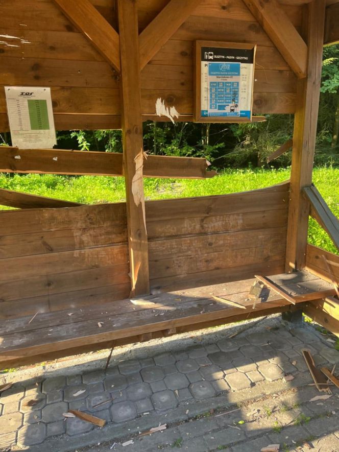 Wandale zniszczyli drewniane przystanki autobusowe