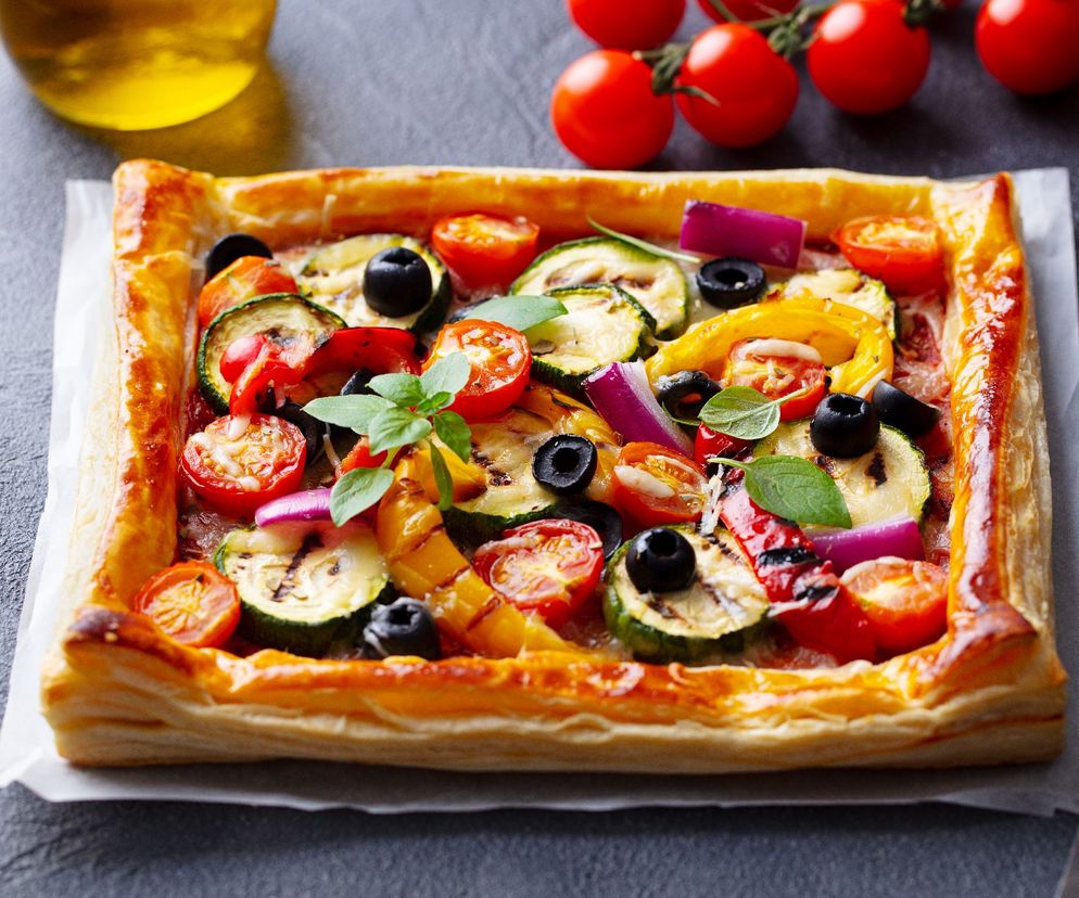 Smakowita tarta warzywna na cieście francuskim - szybka i zdrowa, niskobudżetowa
