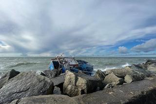 Chwile grozy na morzu! Kuter uderzył w betonowe gwiazdobloki. Co z załogą?