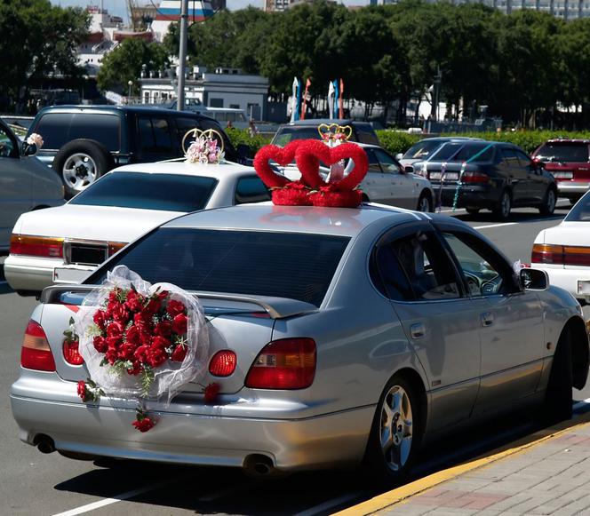 dekoracje ślubne samochodu
