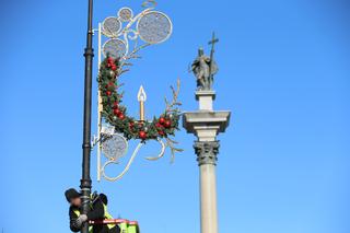 W Warszawie zawisły pierwsze świąteczne iluminacje. Będzie nieco inaczej niż w poprzednich latach