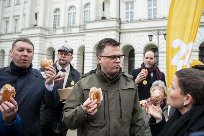 Szymon Hołownia rozdaje pączki