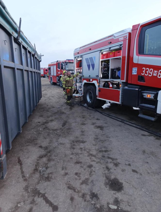 Wierzbica. Wybuch w zakładzie pracy. Dwóch mężczyzn rannych, jeden ciężko. Wypadek pod Radomiem [ZDJĘCIA].