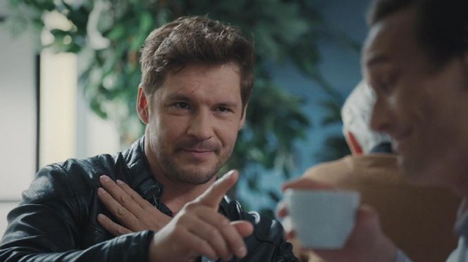 M jak miłość, odcinek 1887. Marcin (Mikołaj Roznerski), Olek (Maurycy Popiel)