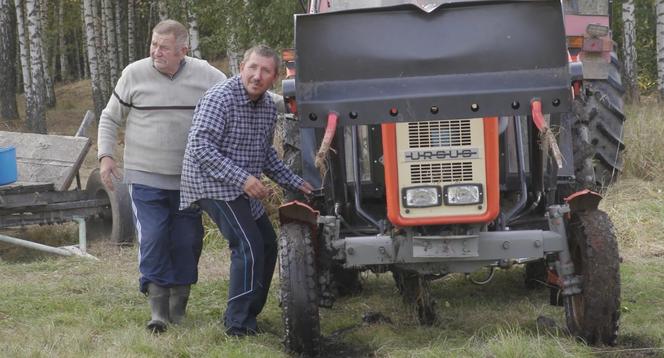 Rolnicy. Podlasie. Andrzej wyciąga traktor z błota