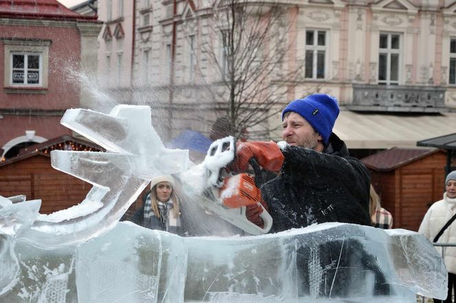 Rekordziści Guinnessa w rzeźbieniu w lodzie na przemyskim jarmarku świątecznym