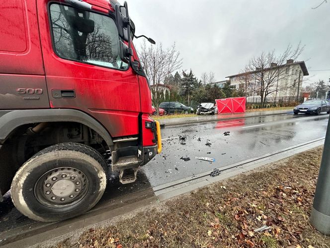 Józefosław. Osobówką wjechali pod tira. Tragiczna wiadomość	