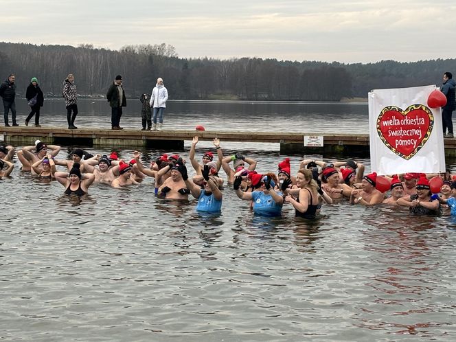 WOŚP 2025 w Olsztynie. Morsy w szczytnym celu wykąpali się w lodowatym jeziorze Ukiel [ZDJĘCIA]