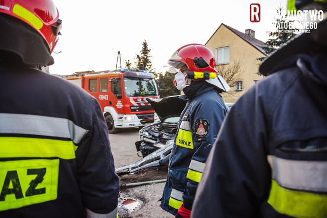 Wypadek w Nowej Wsi Ełckiej. Auto staranowało prywatną posesję