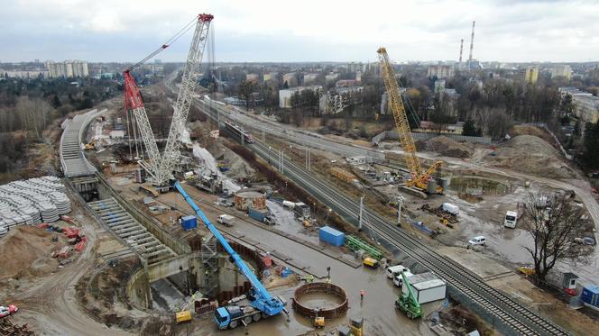 650-tonowa maszyna TBM do drążenia tuneli w Łodzi jest przenoszona w inne miejsce. Zdjęcia z budowy