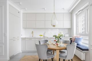 Salon z aneksem kuchennym w bloku. Zdjęcia