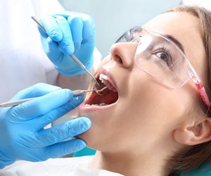 Martwy ząb. Jak go rozpoznać i czy może boleć?