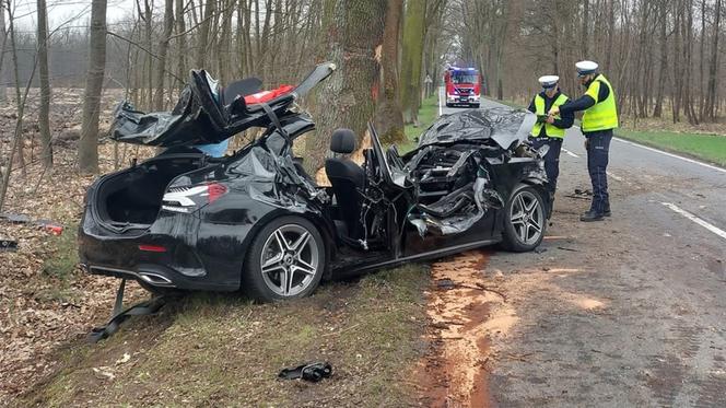 Śmiertelny wypadek w Bieruniu! Nie żyje 36-latek ze zmiażdżonego mercedesa [ZDJĘCIA]