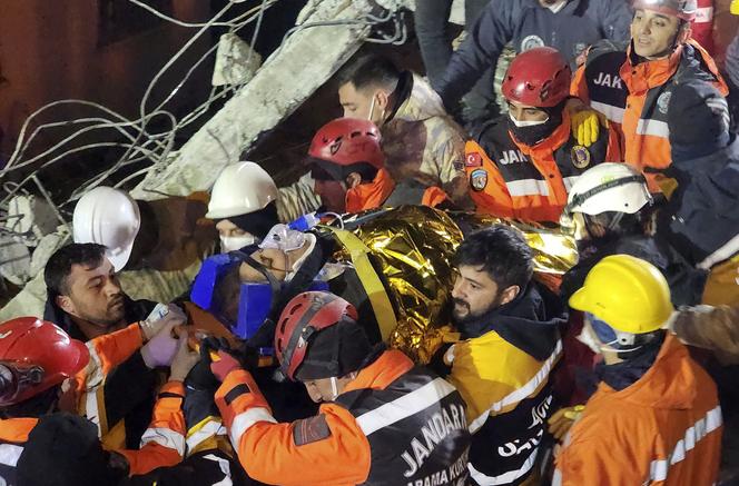 Ocalili 6-latkę po tygodniu pod gruzami! Kolejny cud w Turcji