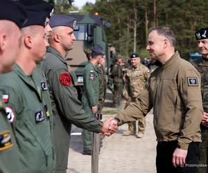 Prezydent Andrzej Duda na ćwiczeniach z żołnierzami w Ustce