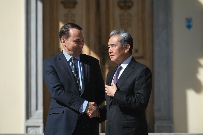 Chiński szef MSZ Wang Yi w Polsce. Spotyka się z Sikorskim i Nawrockim