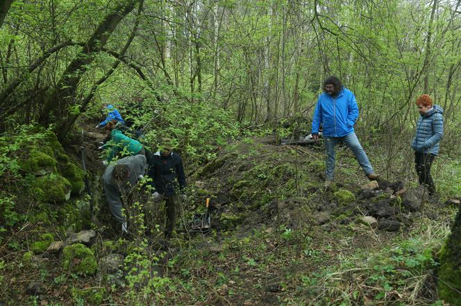 Początek miejscowości wiąże się z zamkiem księcia Bolka II, którego relikty prawdopobnie znajdują się na wyspie na rzece Czernej Wielkiej w centralnej części Uroczyska Nowoszów