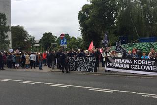 Protest pod Sejmem. Kobiety podzielone w sprawie projektu Zatrzymaj aborcję [AUDIO]