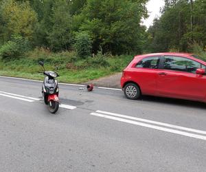 UWAGA! Zderzenie skutera i osobowej Toyoty między Starachowicami i Tychowem