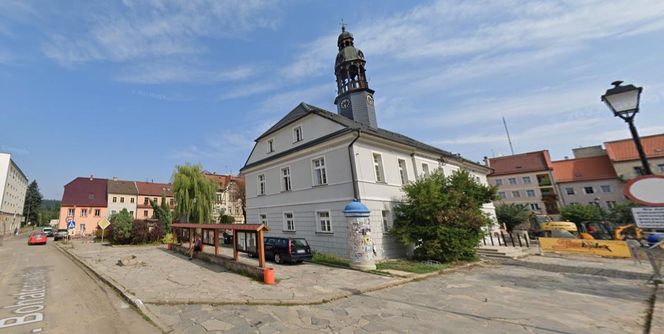 W tym mieście na Dolnym Śląsku mieszka mniej osób niż na wsiach. Leży niedaleko Jeleniej Góry
