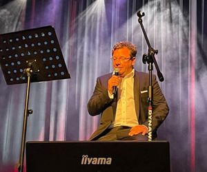 Poseł Michał Wójcik chce być nowym Elvisem Presleyem