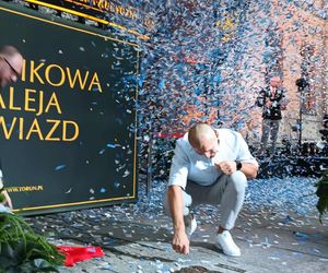 Mirosław Ziętarski z Katarzynką w Piernikowej Alei Gwiazd