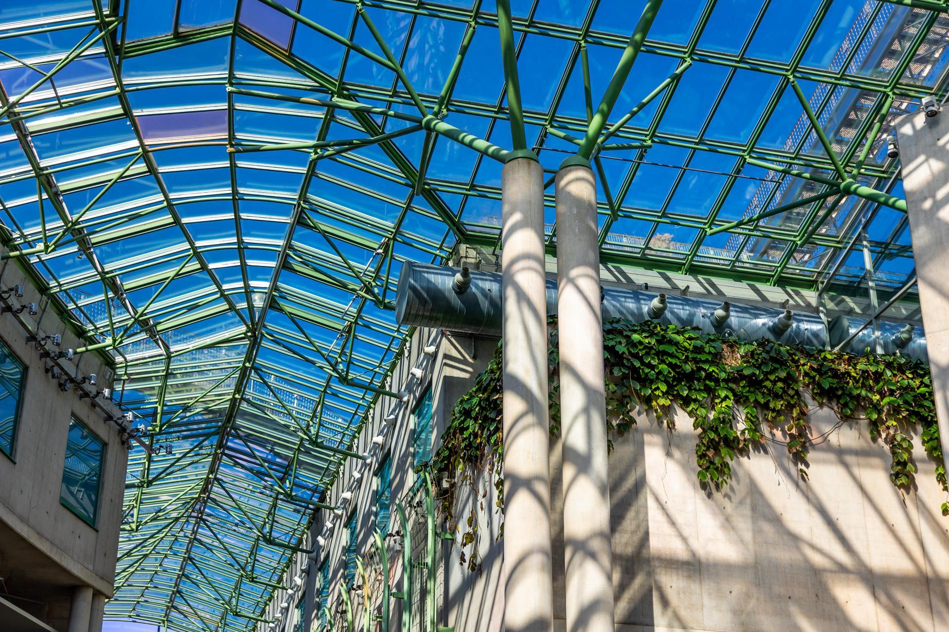 Biblioteka Uniwersytecka w Warszawie - zdjęcia. Zobacz postmodernistyczną ikonę, którą kiedyś uznawano za kicz