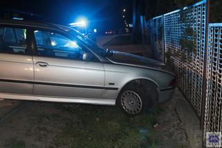 24-letni kierowca BMW wjechał w ogrodzenie posesji