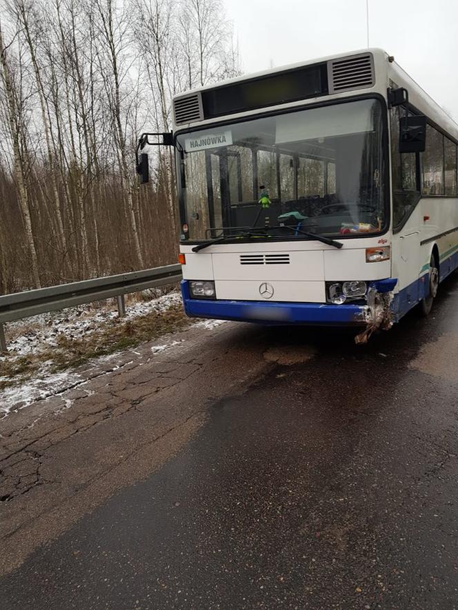 Narewka - Nowosady. Volkswagen zderzył się z autobusem