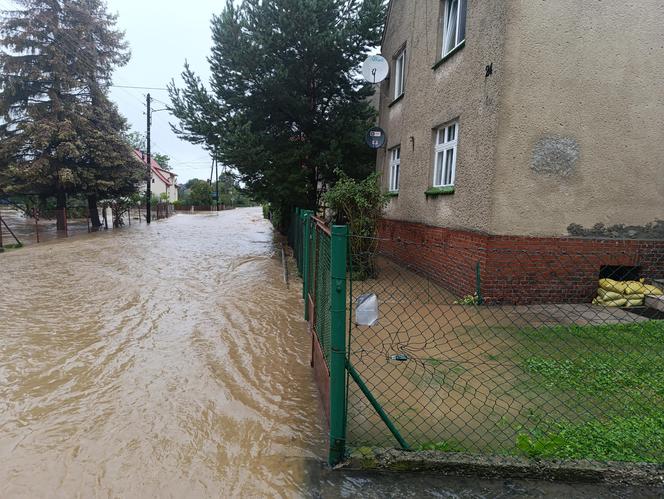 Zagrożenie powodziowe. Głuchołazy. Woda przelała się przez wały. Zalewa miasto