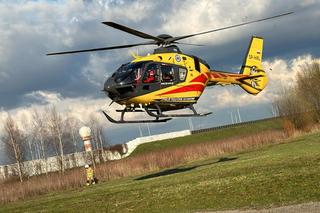 Huknął w słup i wpadł do rowu. Na miejscu lądował śmigłowiec ratunkowy