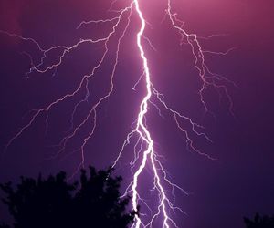 Silne burze nad Dolnym Śląskiem. Możliwy grad i wichury