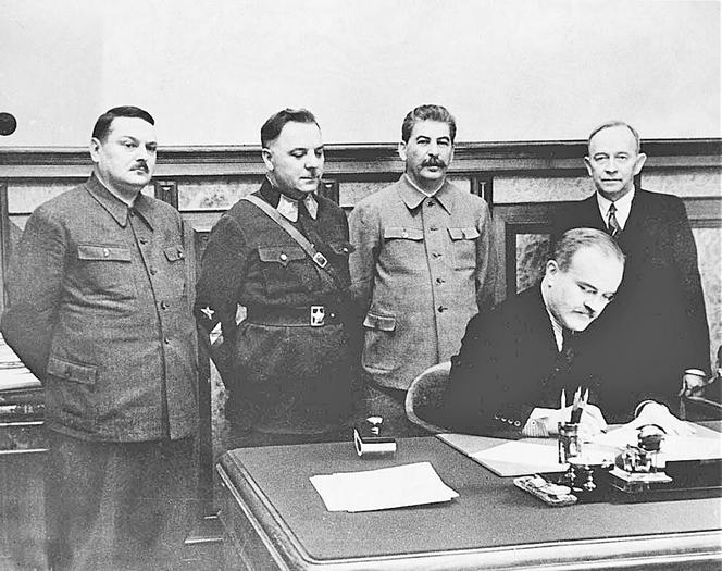Podpisanie układu o uznaniu przez ZSRR marionetkowej Fińskiej Republiki Demokratycznej za jedyne państwo fińskie. Podpisuje Wiaczesław Mołotow, z prawej stoi Otto Kuusinen. Moskwa, 1.12.1939.