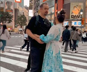 Anna Mucha w obłędnej kiecce migdali się z ukochanym na środku zatłoczonej ulicy! Co za sceny!