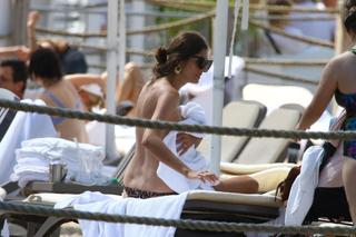 Top modelka Kamila Szczawińska opala się w Sopocie 