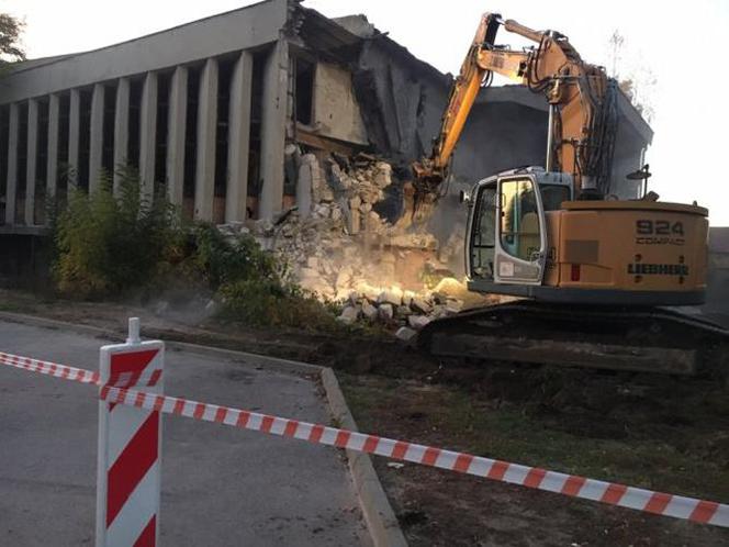 W Białobrzegach trwa rozbiórka kinoteatru. Powstanie tam nowy budynek