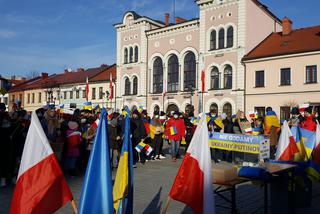 Młodzi ludzie - solidarni z walczącą Ukrainą 