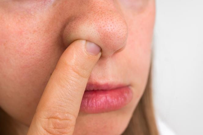 dłubanie w nosie może zwiększać ryzyko Alzheimera