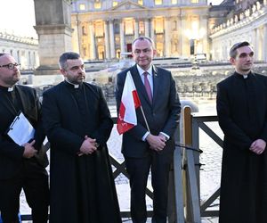 Zło dobrem zwyciężaj. Setki osób czuwały w Watykanie w rocznicę wyboru Jana Pawła II