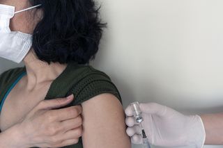 Będziemy szczepić się raz przeciw grypie? Niestraszne mają też być mutacje ptasie i świńskie